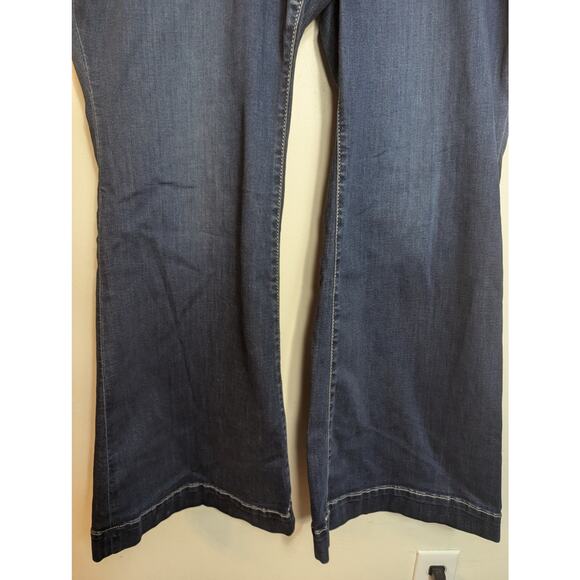 NWT Torrid Super Soft Mid-Rise Flare Jeans in Lunation Wash - Picture 3 of 7